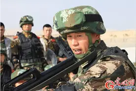 歹徒扔出燃烧瓶的瞬间，他扣动了扳机图片