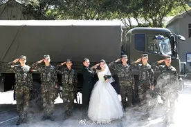 高颜值组图暴击！火箭军官兵战地婚纱照大片图片
