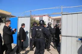 青岛一男子手持菜刀和液化气罐：谁敢过来，大家同归于尽！你也太嚣张了…图片