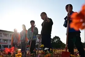 乡村小学校长荒地撒下种子，学生心中也开出花视频封面