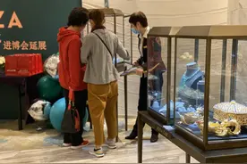 在南京路步行街延展两日，巴基斯坦珠宝商的进博之旅还在延续图片