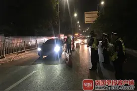 夫妻遇查换座位，被公共视频拍下！南宁交警一夜连查上百起酒驾图片