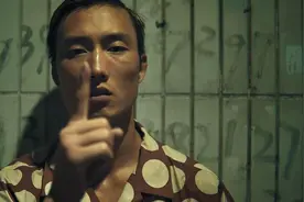 在邓丽君的老歌里，县城小伙朱凤伟把“土味”初恋搬上了台图片