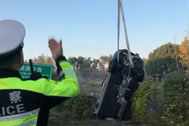 聚会结束驾宝马车离开，两女子凌晨冲入河中死亡视频封面