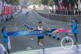 重马首次诞生本土冠军！重庆选手李波以2小时23分15秒成绩夺冠图片