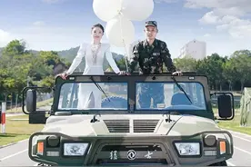 东风快递发狗粮！一组火箭军哥哥战地婚纱照让网友“慕了”图片