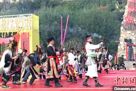 四川茂县羌族民众载歌载舞欢庆羌年图片