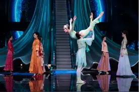 原来红配绿才是古人的喜庆配色 看《衣尚中国》品婚服之美图片