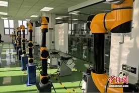 磨咖啡豆、摆碗筷、冲牛奶…这个机器人拥有“男友力”图片