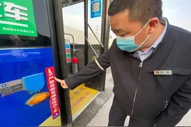 公交车长拒载乘客是为啥？原来携带了一大挂五米长的鞭炮图片