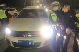 醉驾男遇查撒腿就跑，不料追他的民警拿过马拉松奖牌图片