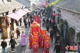 扬州6对新人骑马坐轿拜堂成亲 再现古代盐商婚礼大典图片