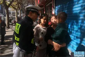 多亏了民警和好心人！贵阳解放路上那个2岁男童找到妈妈了图片