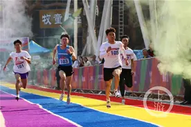 42码脚的他穿39码10厘米高跟鞋 百米冲刺没崴脚还跑出13秒44图片