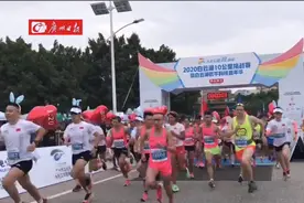 机器人啦啦队领舞热身，无人机编队空中彩烟领跑图片