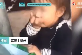 萌娃把猪饲料当成零食吃，家长不阻拦还拍视频：吃的还挺香图片