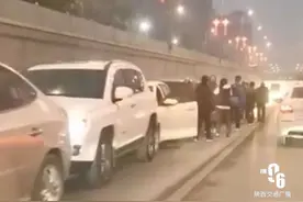 西安星火路下穿隧道发生多车追尾事故，暂无人员伤亡图片