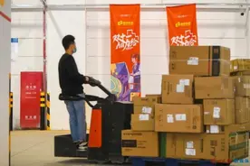 推出“夜派”模式！海口快递企业“双11”后迎战物流小高峰图片