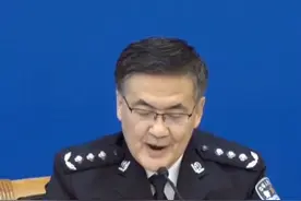 公安部推车检新政，私家车十年内仅需检两次，即第6年、8年视频封面