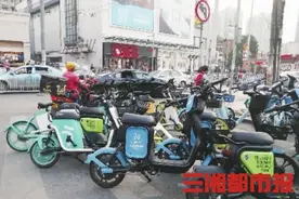 长沙年增30万辆共享电单车，乱停乱放严重，安全隐患丛生图片
