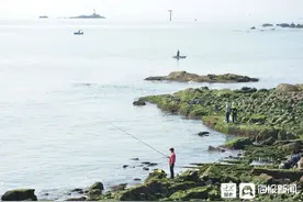 青岛：市民鱼鸣嘴赶海垂钓享周末时光图片