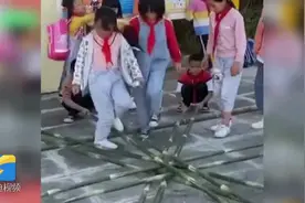 43秒丨小学生跳高难度竹竿舞走红 网友：担心孩子们的小jiojio视频封面