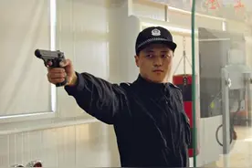 如果中国警察敢来抓你，我会用枪顶着他的脑袋图片