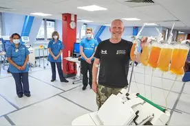 英国55岁男子靠献血浆出圈，是英国新冠康复者中捐献血浆次数最多的人图片