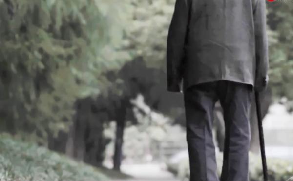 300万元房产，都送给楼下水果摊店主！88岁老人的故事，让人唏嘘……