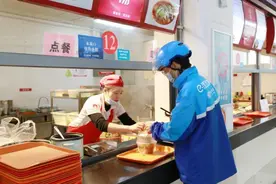 华东师范大学食堂上线饿了么，智能取餐柜升级无接触配送图片