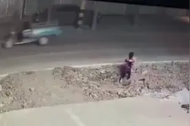 惊魂瞬间！安徽一4岁小孩掉入4米深化粪池，邻居10秒钟生死救援视频封面