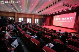 探访千年酿造工艺 全国百家媒体走进衡水老白干图片