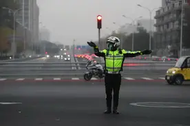 拉风！北京铁骑交警今天换新装，这些设计提高安全性图片