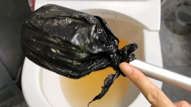 今天才发现,马桶里放张纸巾真实用,解决全家人的大麻烦,快看看