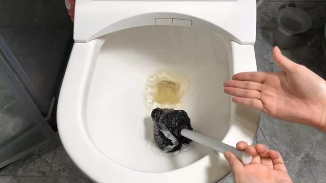 今天才发现,马桶里放张纸巾真实用,解决全家人的大麻烦,快看看