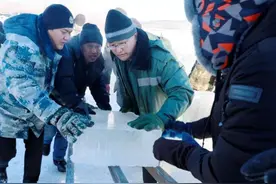 “神州北极”漠河：采冰造雪 打造万米冰雪大观园图片