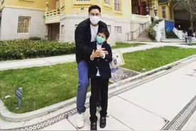 霍启刚带儿子出游享父子时光 7岁霍中曦装扮儒雅图片