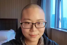 逆行护士剪掉长发剃成光头：为了武汉我连命都能送上 更何况一缕秀发丨致敬蜀地英雄图片