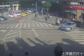 幼童冲出马路被出租车撞倒，家长负主要责任图片