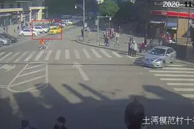 幼童冲出马路被出租车撞倒，家长负主要责任图片