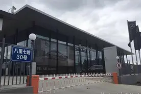 广西一男子试驾奔驰车，趁工作人员不注意，竟驾车扬长而去图片