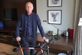 在中山古镇救人的英国驻重庆候任总领事史云森，曾来中国推广过英超图片