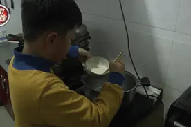 爸爸重病，8岁孩子捡瓶子救父：“爸爸快点好，儿子很想你”图片