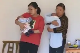 湖北女子自然受孕诞下4胞胎，全家出动带娃！父亲：1天2罐奶粉30个尿不湿图片