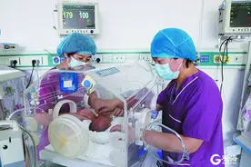 7个多月剖腹产 孩子不足2.5斤！“早到天使”出生40天后才进入父母怀抱图片