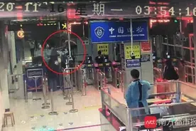事发口岸，男子赤裸上身凌晨闯关，1分钟内被制服图片