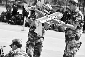 空军工程大学学员在航模俱乐部放飞空天梦想图片