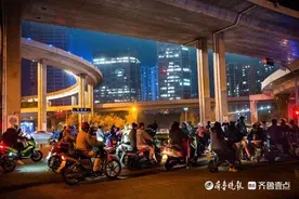 济南晚高峰的电瓶车大军图片