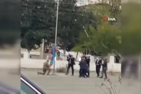 阿塞拜疆总统驾车视察纳卡地区 跪地亲吻国旗（图）图片
