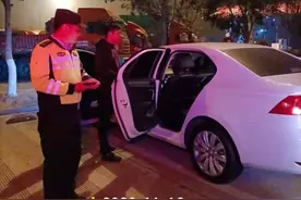 精神抑郁女子凌晨开车上了高速，民警冒着大雾寻找图片